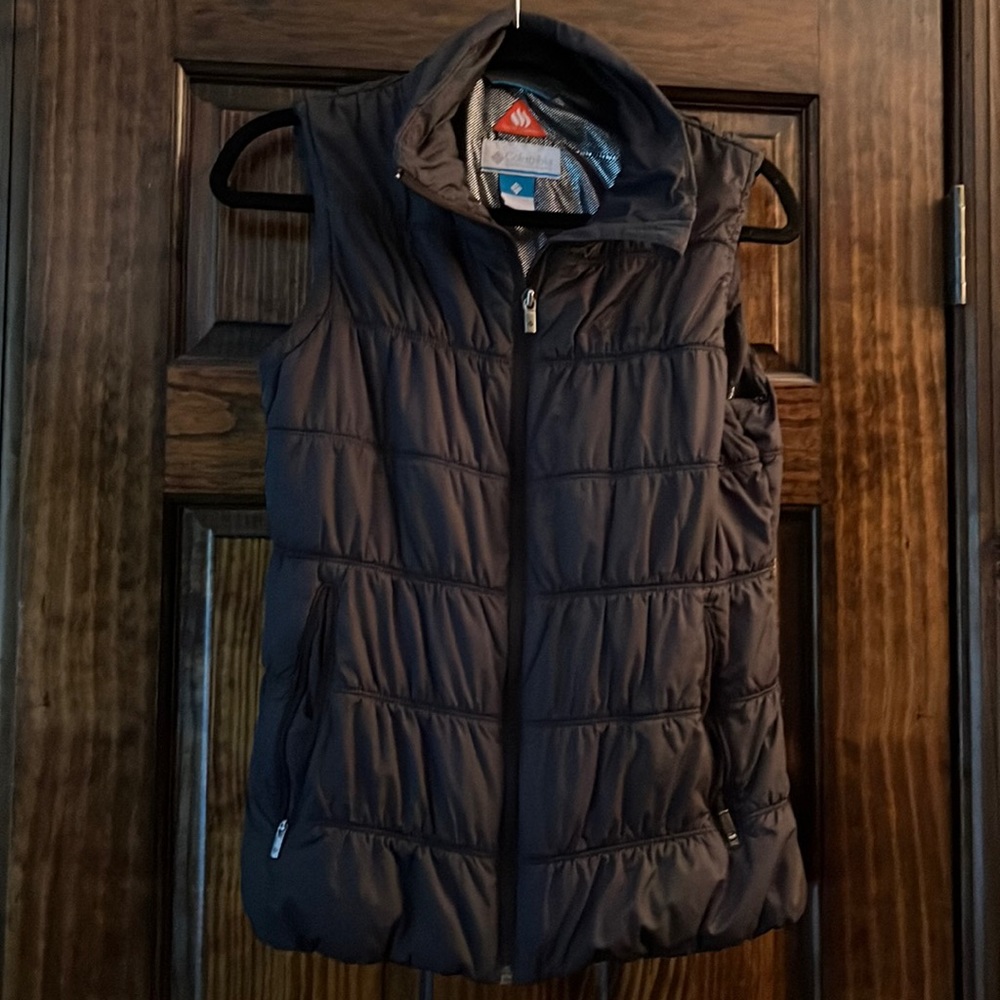 Columbia size medium black  woman’s  vest.